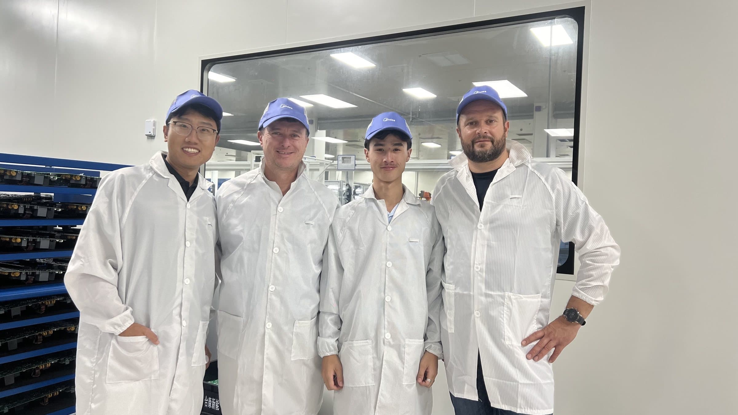 Het NEXORA ENERGY-team op bezoek bij een partnerfabrikant
